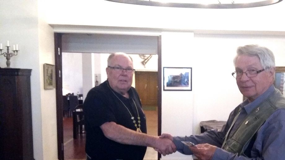 Veli Ristolle myönnettiin Suomen Lions Liiton hopeinen 100 vuotisansiomerkki, esimerkillisestä jäsenhankinnasta 11.10.2016. Kättään rutistaa onnitellen Presidentti Ilpo.