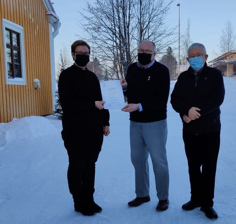 Leijonat toimivat lasten ja nuorten hyväksi 

 

Lions Club Varkaus Koskenniemi lahjoitti 7.12.2021 Joroisten seurakunnan diakoniatyölle 650 euroa käytettäväksi lasten ja nuorten auttamiseen. Lions Club eli tuttavallisemmin Leijonat on yksi maailman suurimmista palvelujärjestöistä. Tunnuslauseensa We serve – me palvelemme mukaisesti se haluaa auttaa ja palvella siellä, missä apua eniten tarvitaan. 

 

Joroisten seurakunnalle tehdyn lahjoituksen varat kerättiin marraskuussa järjestetyn kirkkokonsertin avulla. Joroisten kirkossa järjestetyssä konsertissa esiintyivät Aimo Karinen ja Jouko Takala. 

 

Joroisissa ei tällä hetkellä toimi omaa Lions Clubia, mutta Lions Club Varkaus Koskenniemen toimijat toivottavat kaikki Lions-toiminnasta kiinnostuneet joroislaiset mukaan heidän toimintaansa. Lions-toiminta on avointa sekä naisille että miehille. 

 

kuvateksti: Lions Club Varkaus Koskenniemen ensimmäinen varapresidentti Ilpo Vellonen ja hallituksen jäsen Kari Valve luovuttajat 650 euron lahjakirjan Joroisten seurakunnan diakoniatyöntekijä Maria Ruskavaaralle. 
